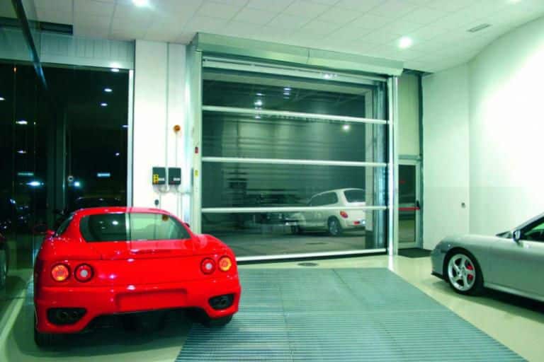 Ditec Sector Plus típusú ellensúlyos PVC gyorskapu fém merevítőbordákkal és átlátszó betekintő ablakkal, ipari csarnokba telepítve a TEMA által.