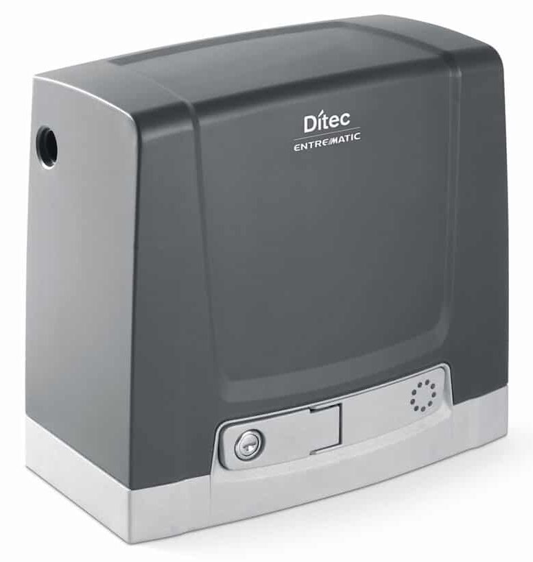 Ditec kapunyitó motor fogaslécre szerelve, kültéri kivitelben, egy kerti tolókapu automatizálásához.