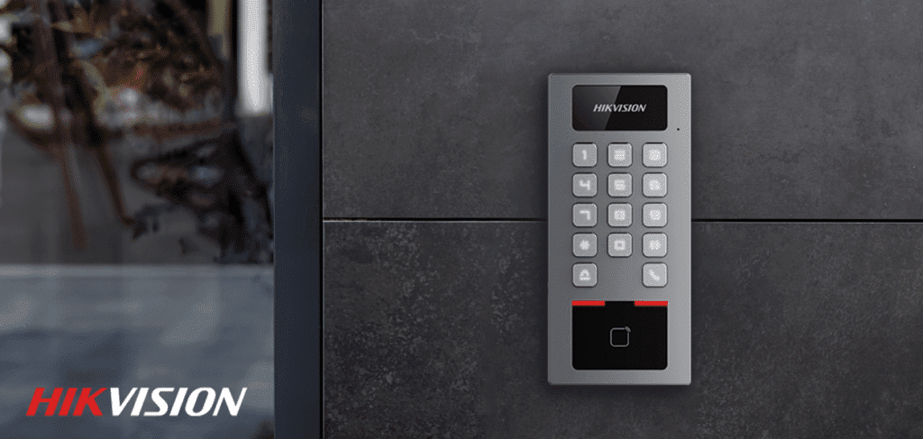 Hikvision MinMoe arcfelismerő terminál és érintésmentes kártyaolvasó egység, irodai környezetben telepítve a TEMA szakemberei által.