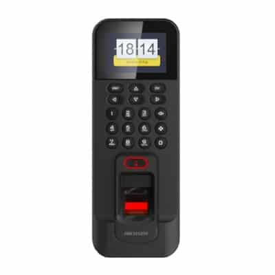 Hikvision biometrikus terminál arcfelismerő és ujjlenyomat-olvasó funkcióval, modern irodai beléptetési pontra telepítve a TEMA által.