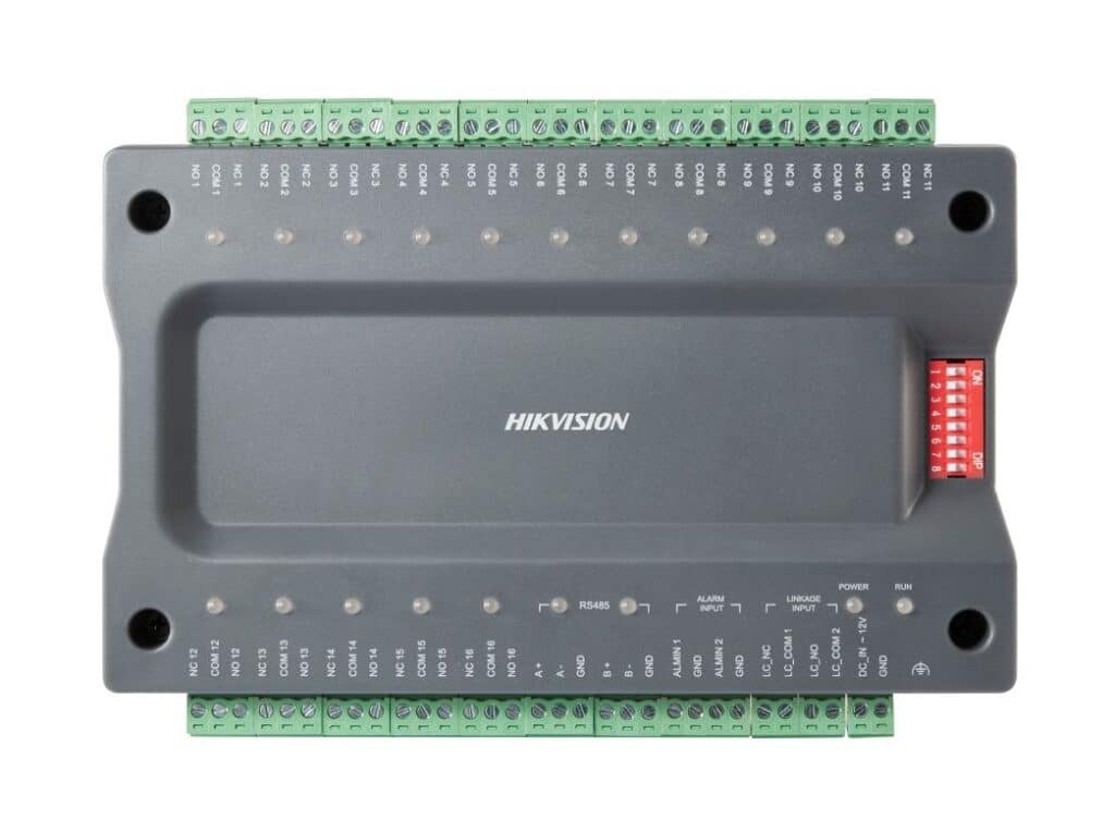 Hikvision hálózati liftvezérlő egység kapcsolószekrénybe szerelve, emeleti jogosultságkezeléshez és integrált beléptető rendszerhez a TEMA telepítésében.