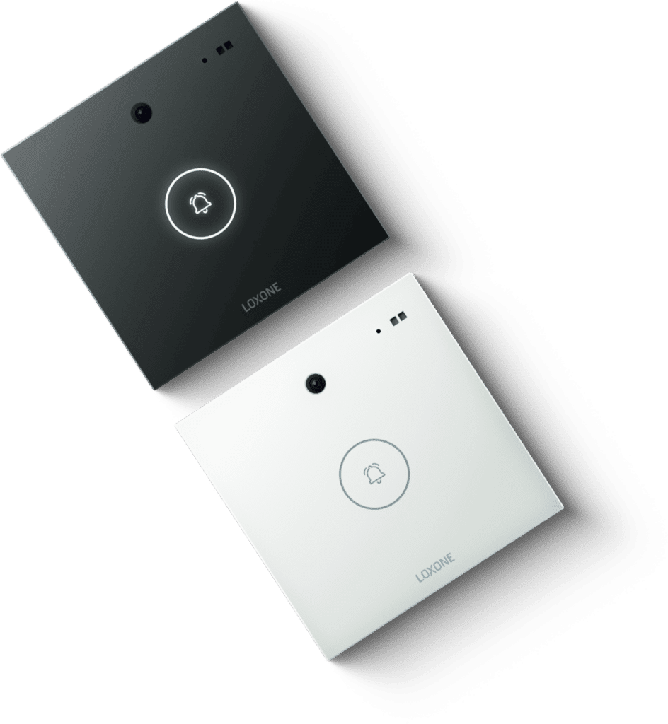 Loxone Intercom okos kaputelefon elegáns antracit kivitelben, beépített HD kamerával, mikrofonnal és háttérvilágítással a TEMA rendszerébe integrálva.