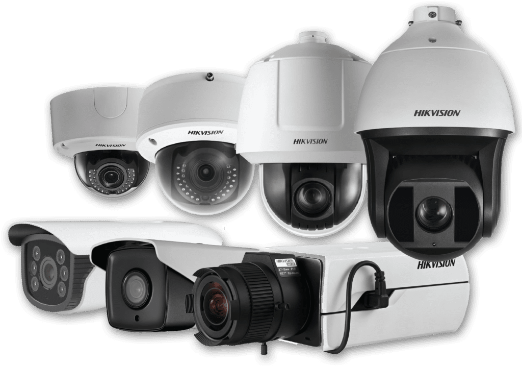 Kültéri Hikvision ColorVu IP kamera oldalfalra szerelve, amely 24/7 színes képet és intelligens mozgásérzékelést biztosít.